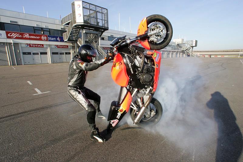 pers_sf6.jpg pers_sf6.jpg